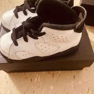 Kids toddler sneakers size 8 great condition